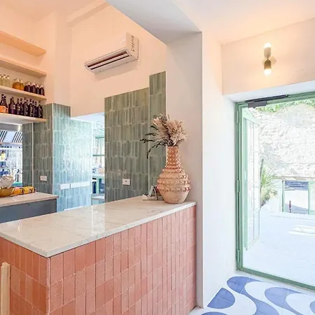 Female Shared - Max 3 Guests - Ensuite Bathroom Acomodação com café da manhã  *